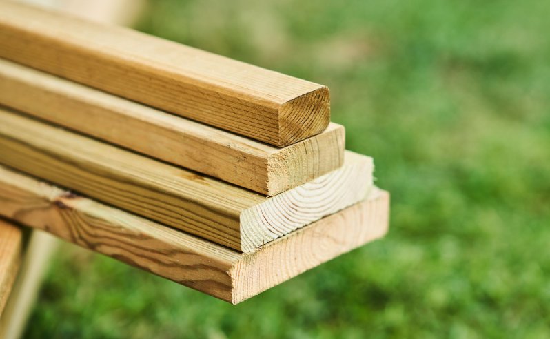 Jakie drewno na altanę ogrodową wybrać?